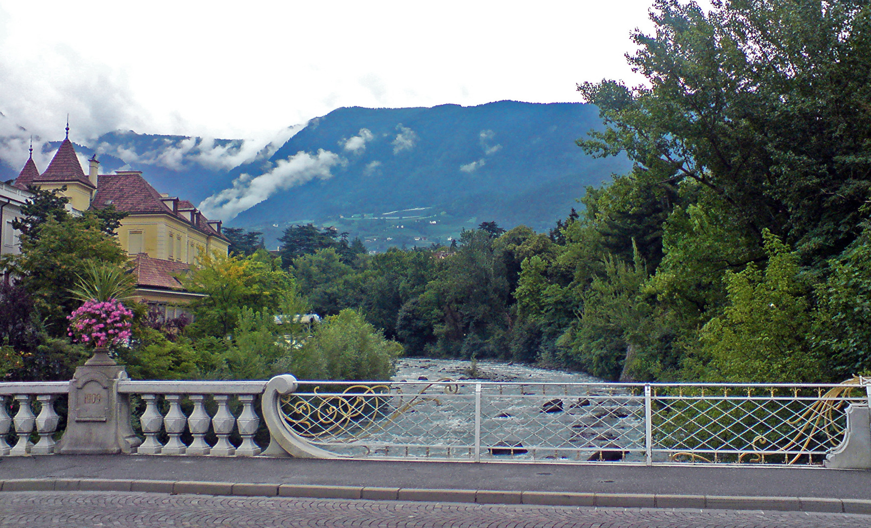 Die Etsch in Meran (Südtirol) Flußaufwärts