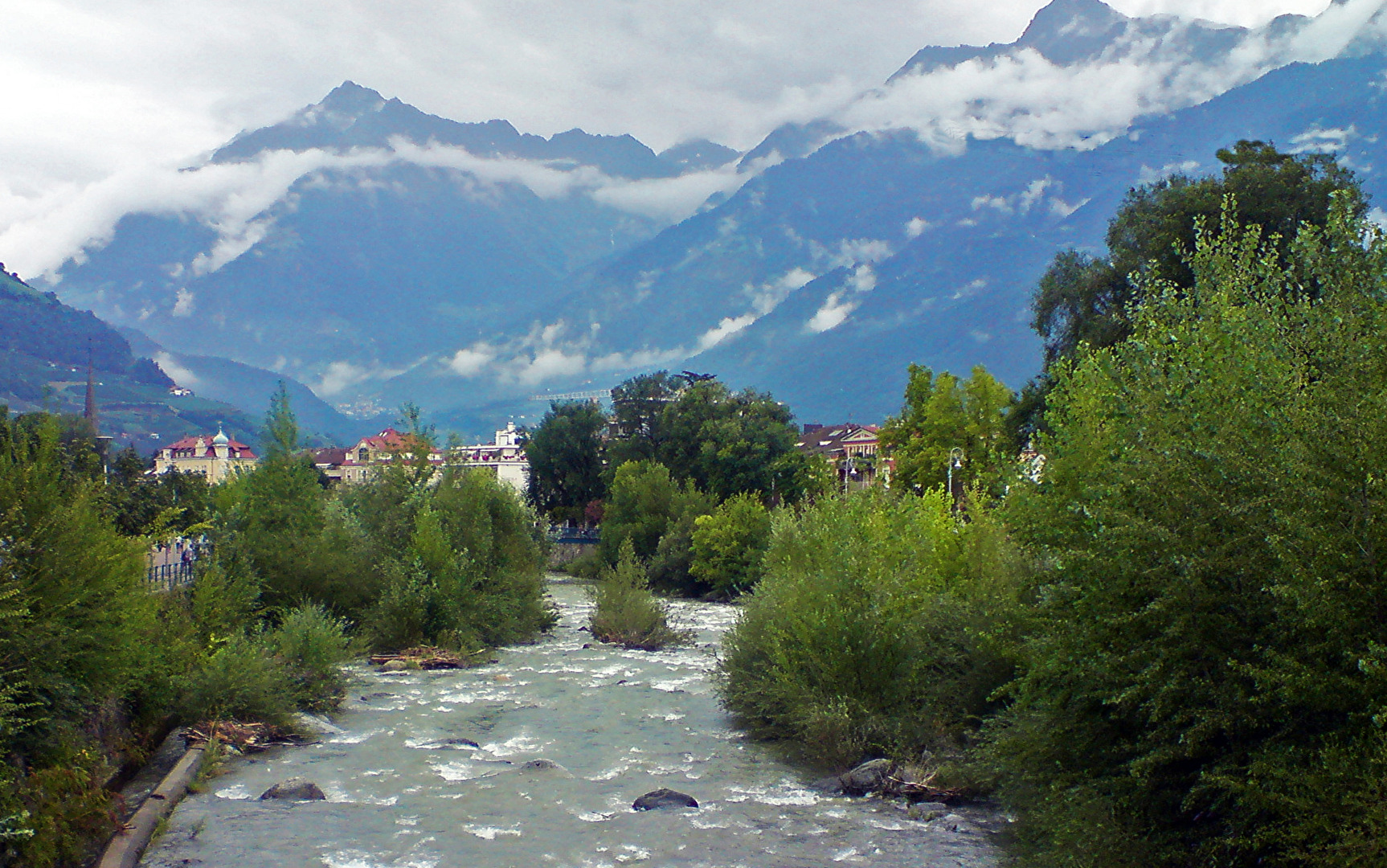 Die Etsch in Meran (Südtirol) Flußabwärts