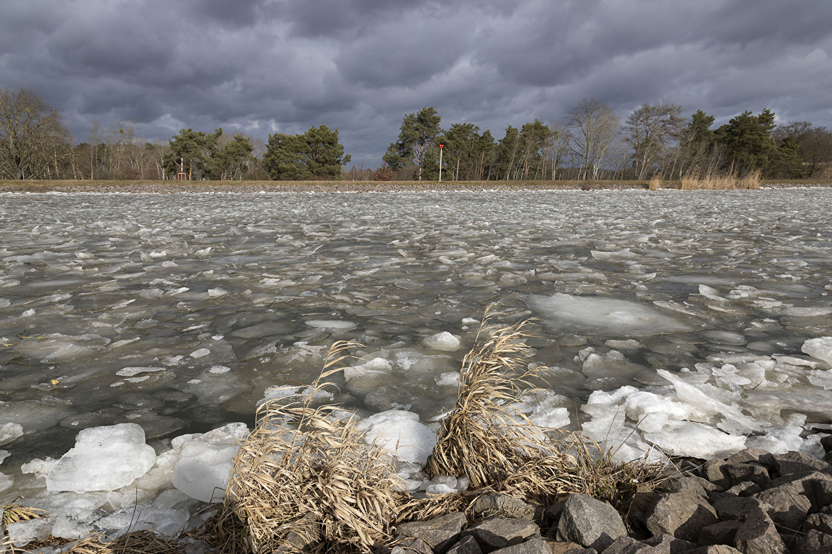 Mittellandkanal noch im Eis