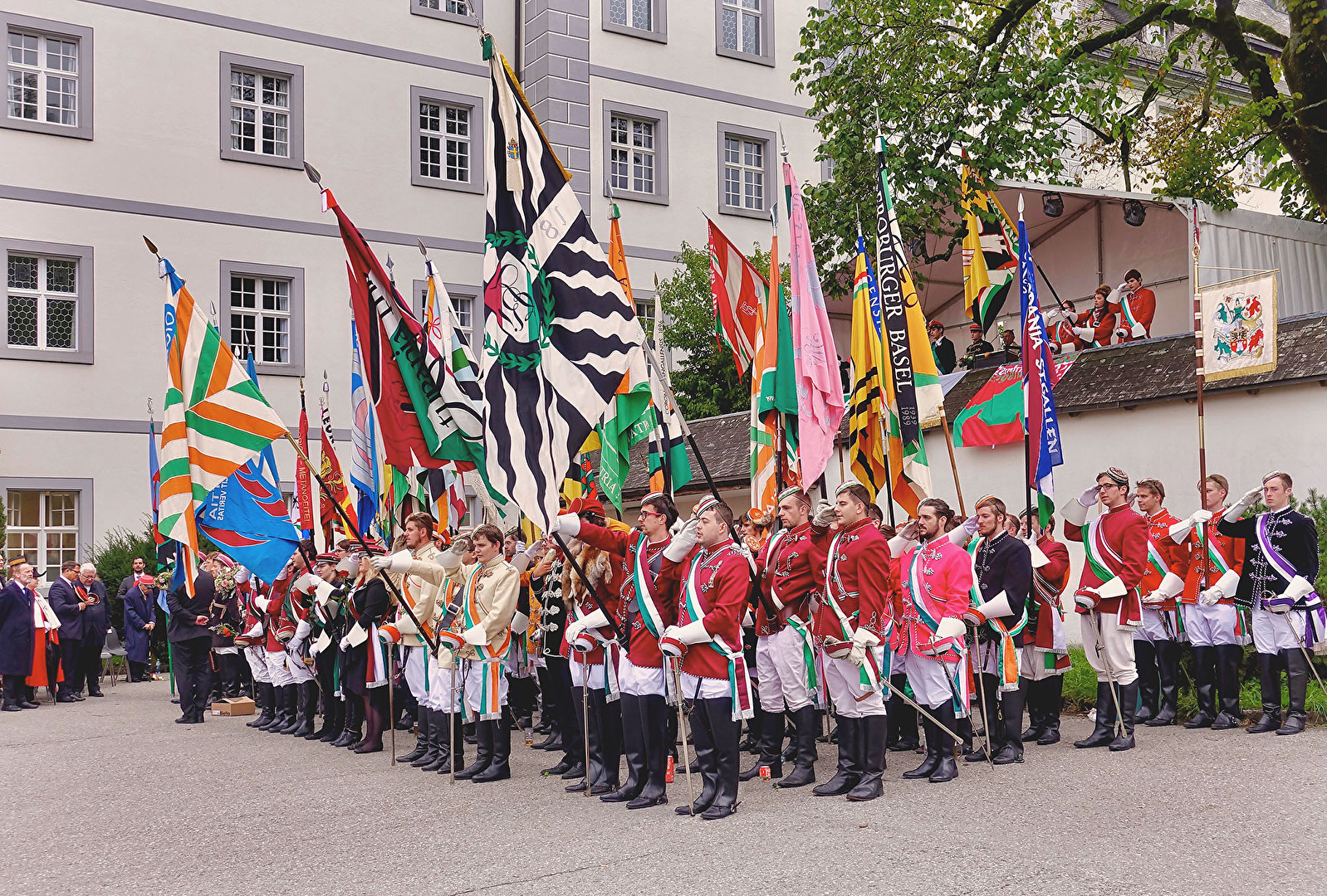 Uniformen und Fahnen