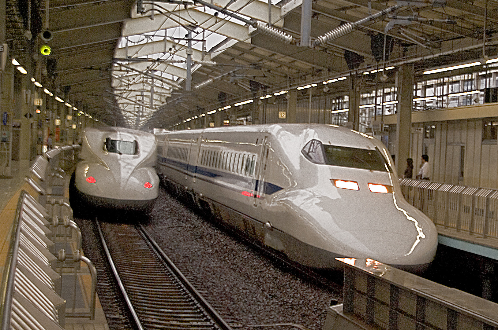 Japan, Kyoto, Shinkansen im Doppelpack