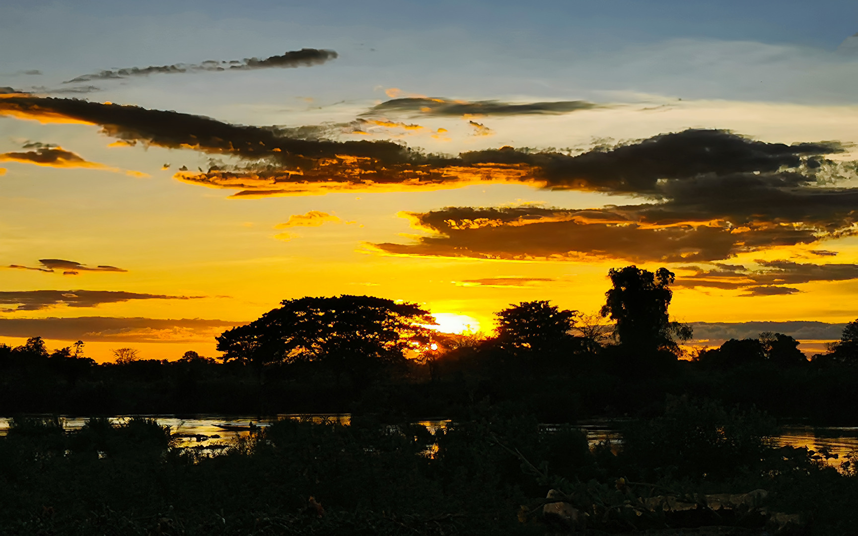 Sonnenuntergang am Fluss