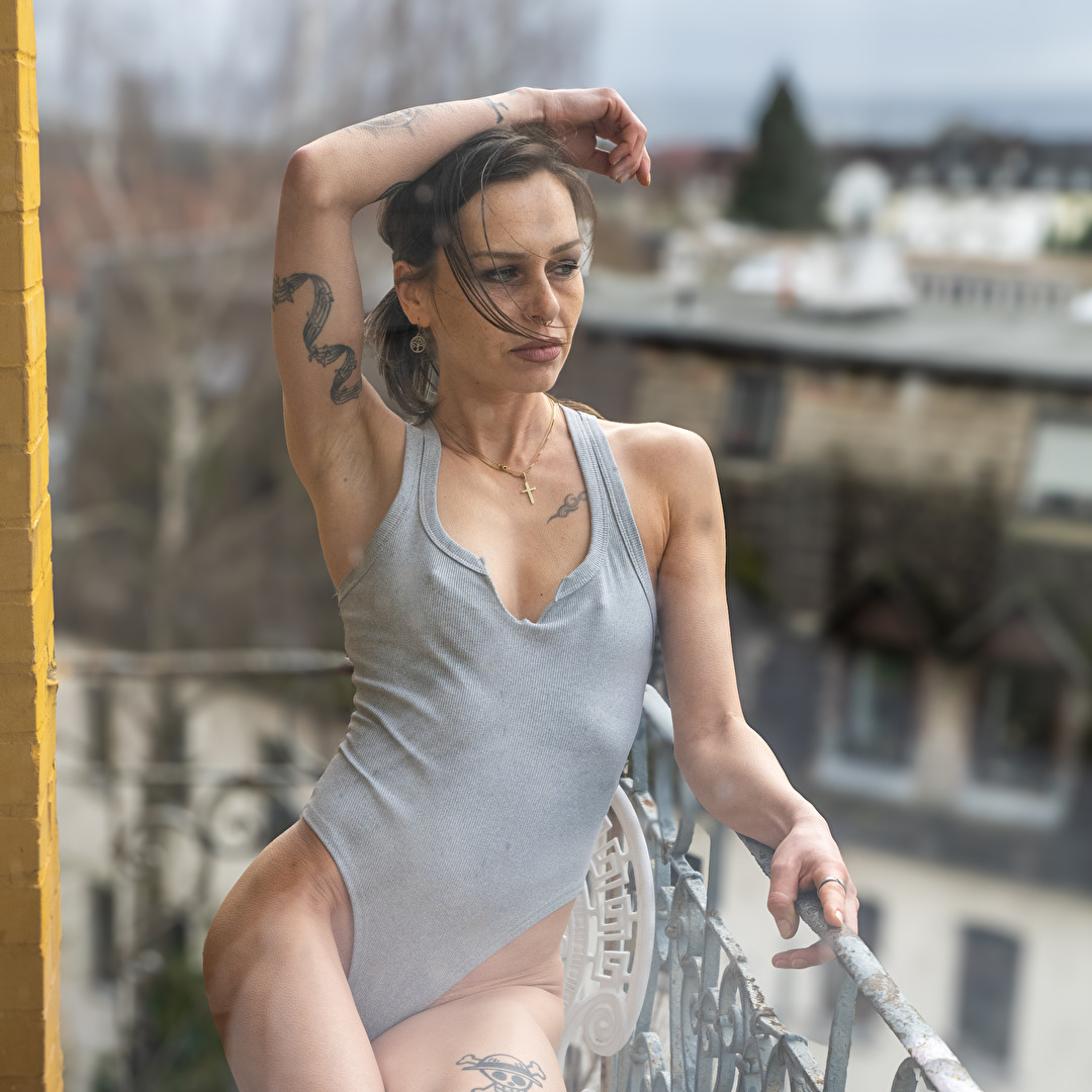 Coco auf dem Balkon