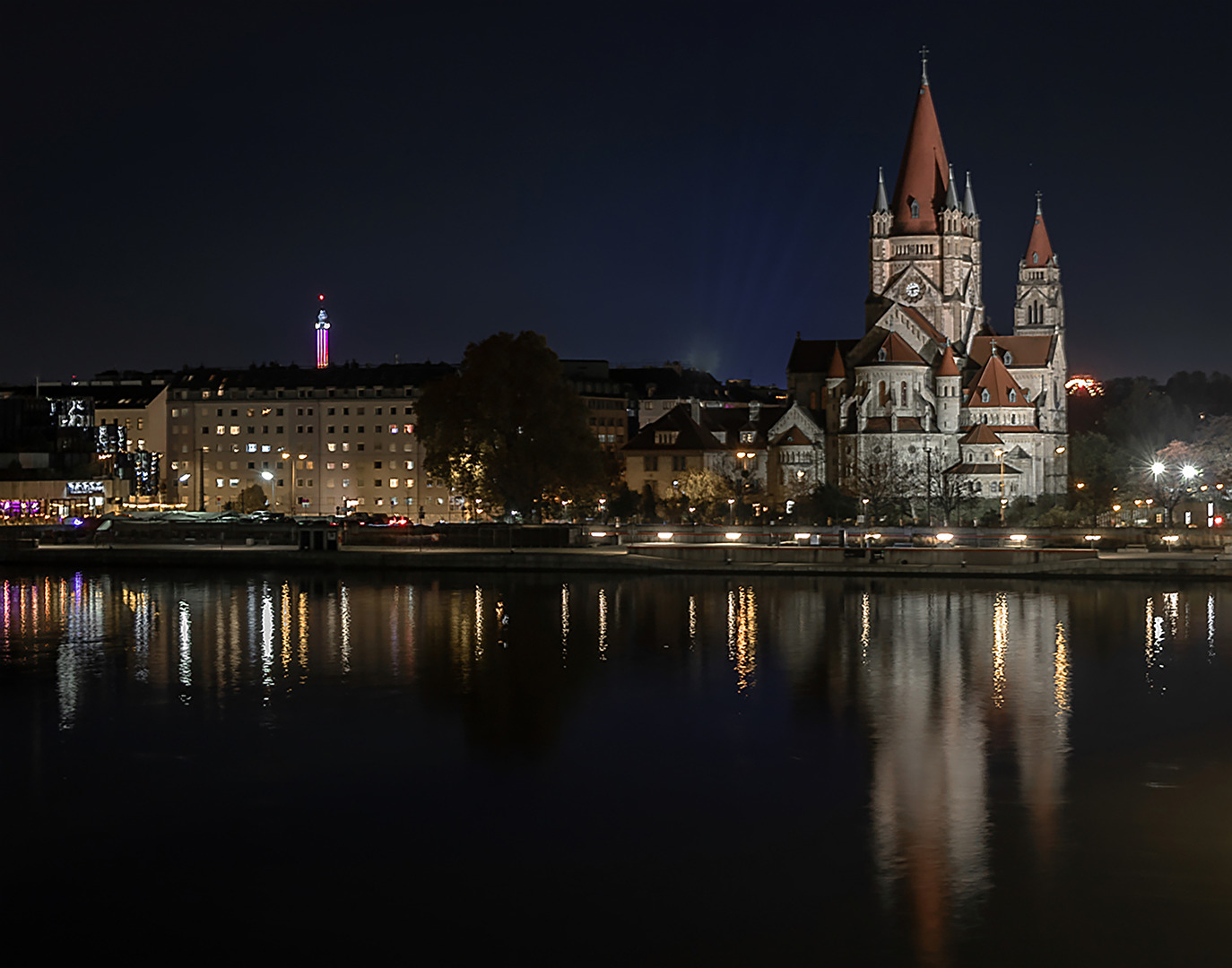 Wien bei Nacht - Franz von Assisi Kirche - Mexikoplatz