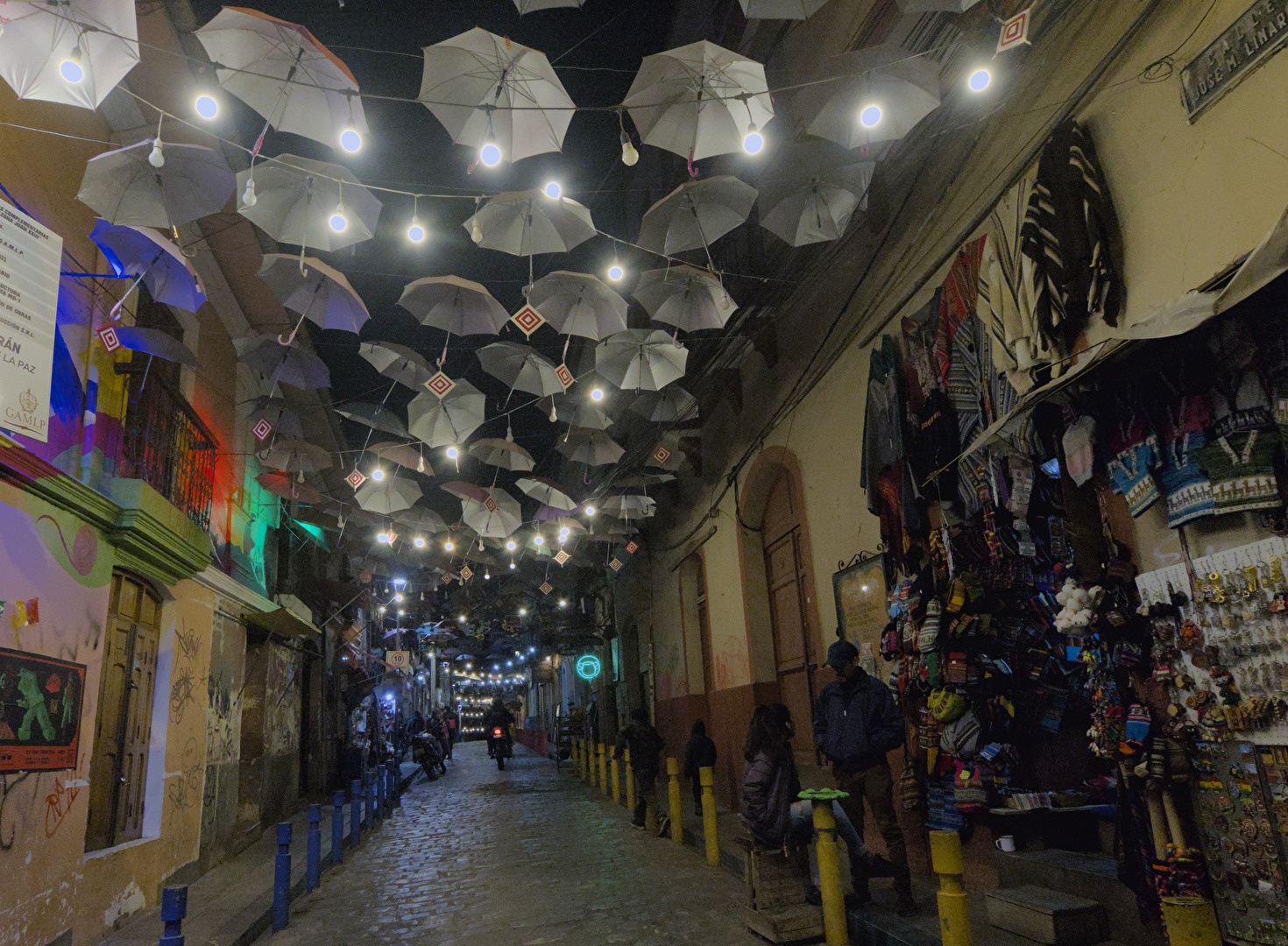 Regenschirm Innenstadt - La Paz - Hexenmarkt bei Nacht
