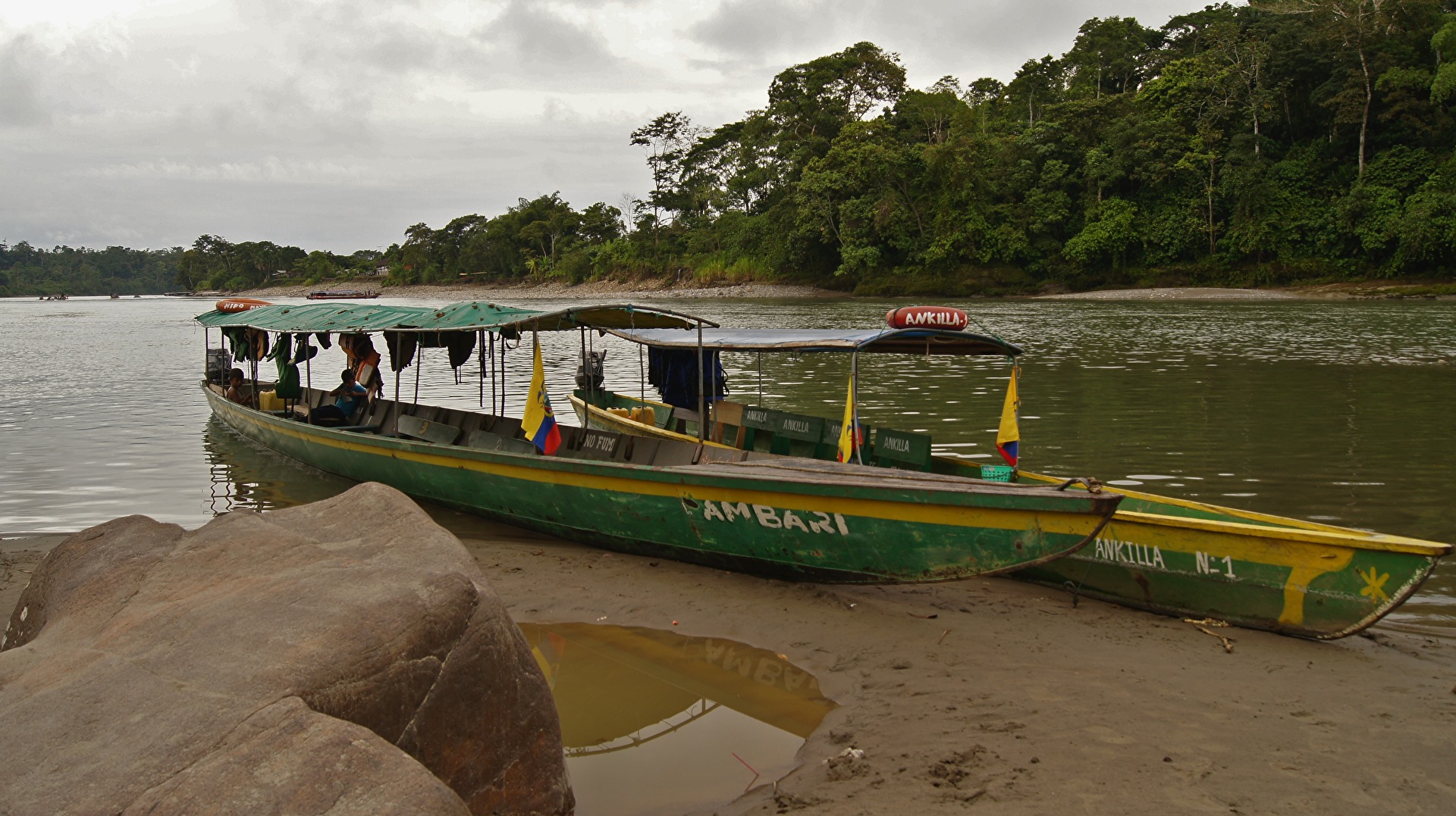 Boote - Linienbus auf dem Rio Napo