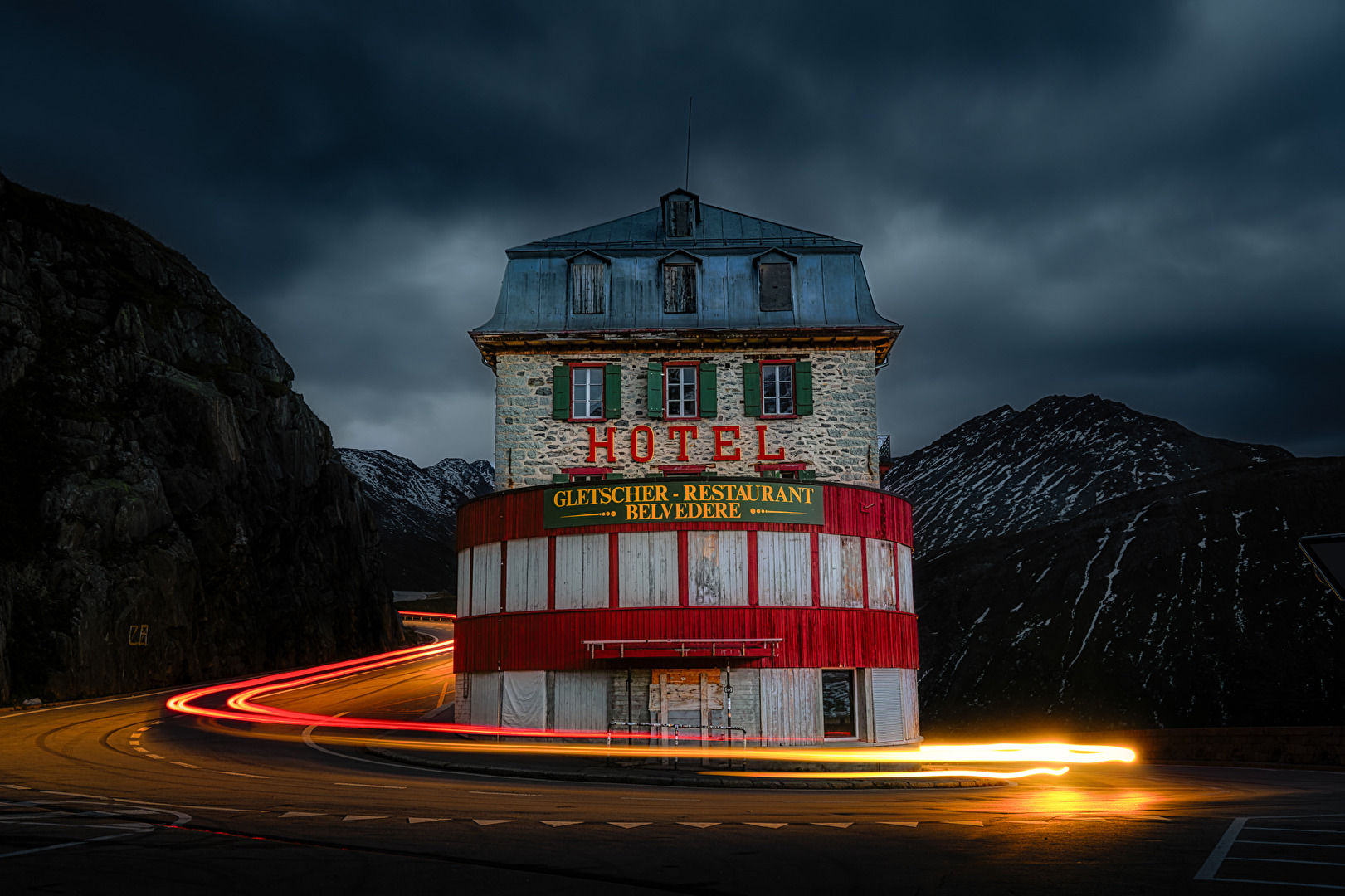 Hotel Belvedere am Furkapass bei Nacht