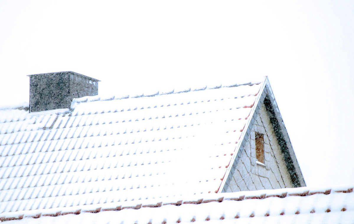 #Haus, Dachbehausung in Schneegestöber...