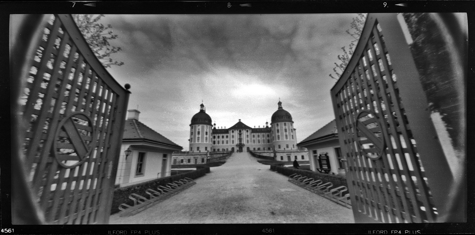 Moritzburg mit Pinhole f/135 auf FP4