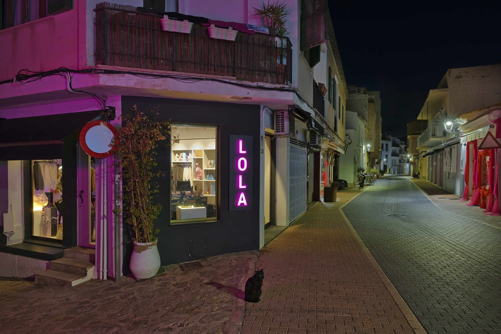 Mallorca-Pink Night with black cat