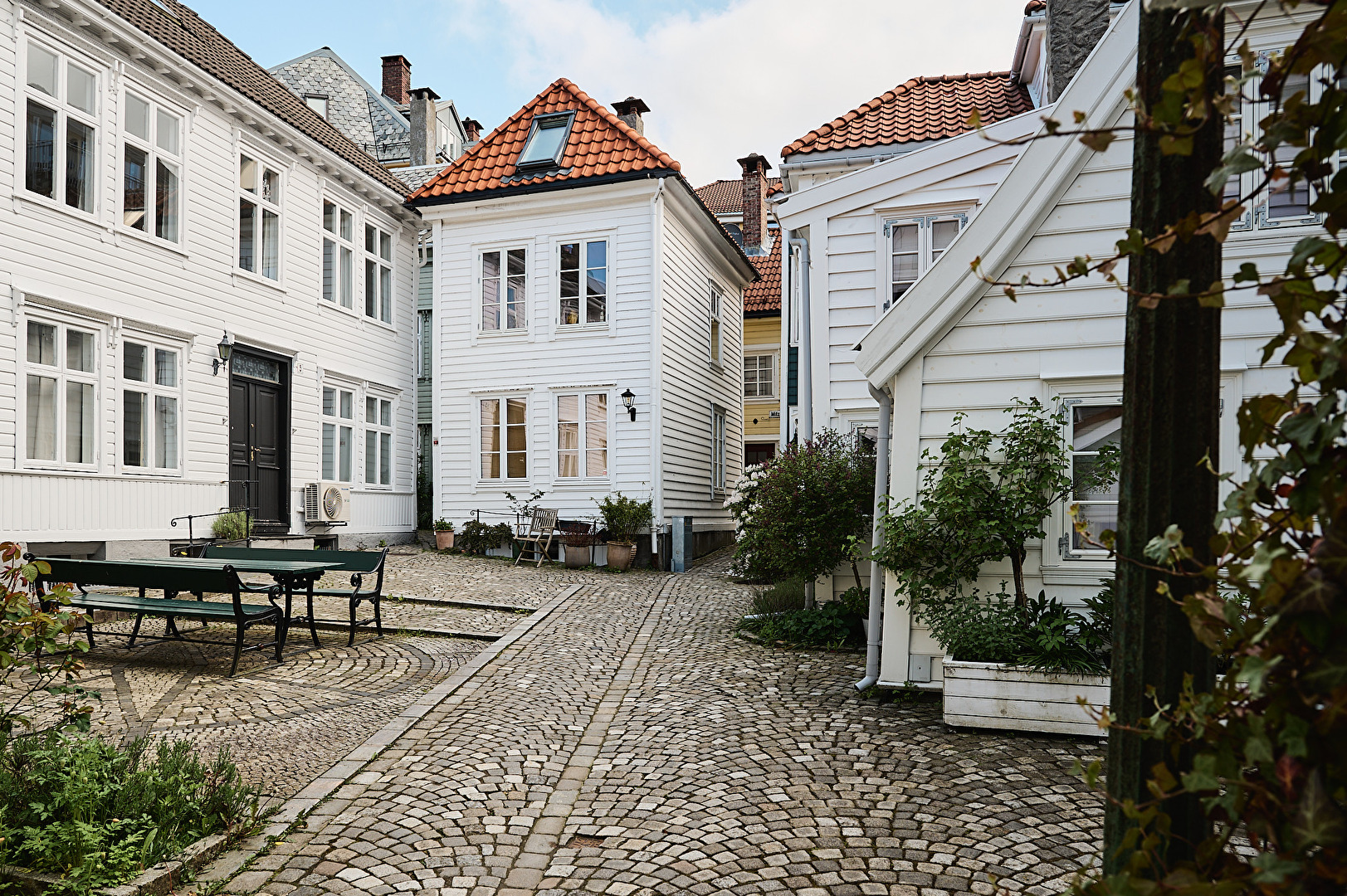 Durch die schönen verwinkelten Gässchen von Bergen.