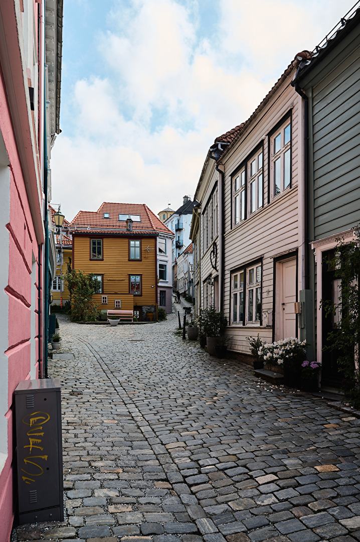 Durch die schönen verwinkelten Gässchen von Bergen.