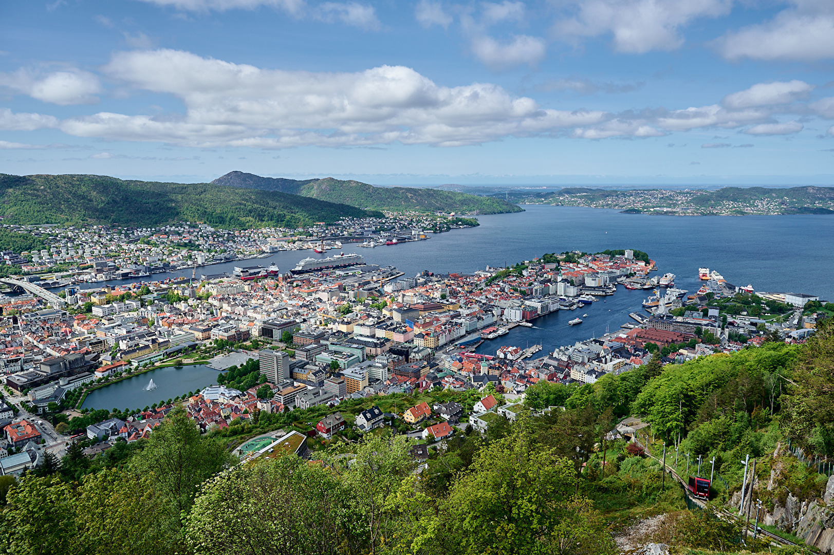 Tolle Aussicht über einen Teil von Bergen.