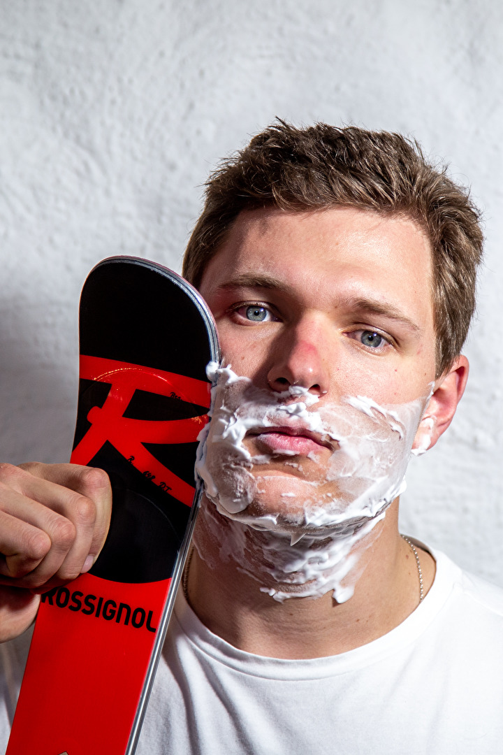Thomas Dreßen rasiert sich mit seiner Skikante vor dem Rennen in Gröden 2019
