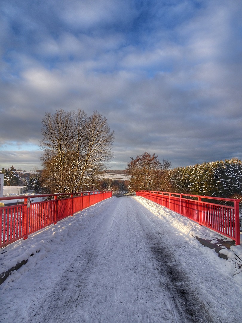 die rote Brücke