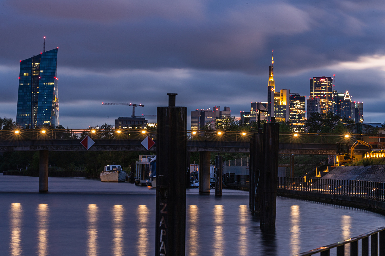 Blaue Stunde am Hafen Offenbach