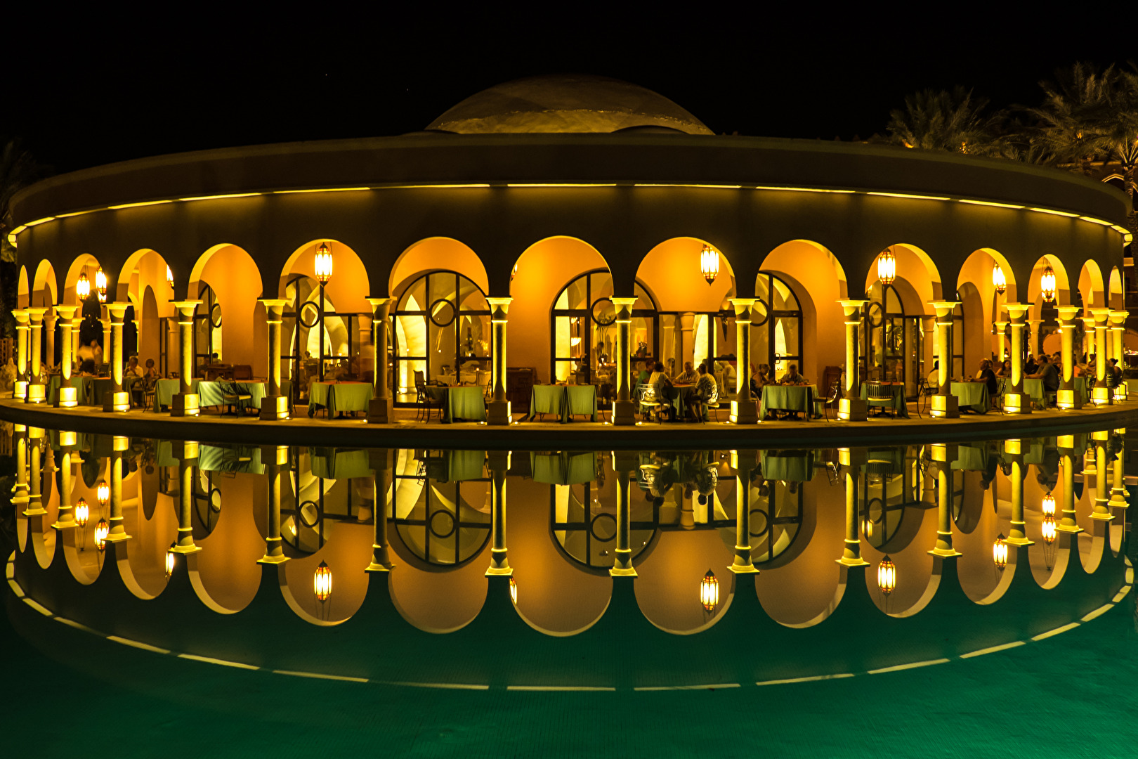 Doppelt Abendessen am Pool