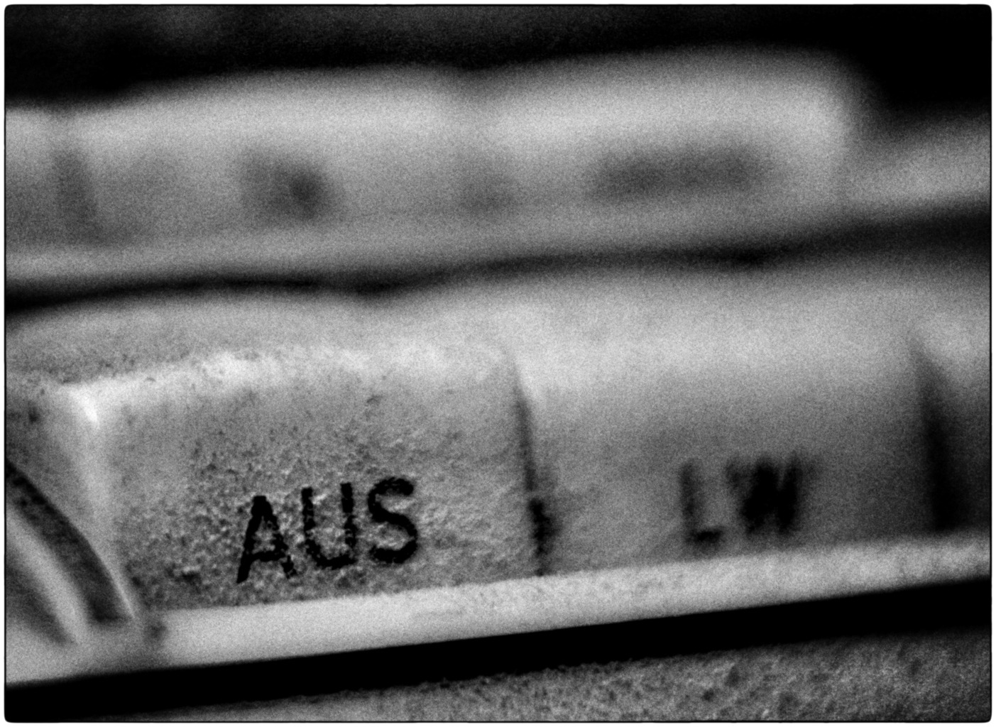 AUS...
