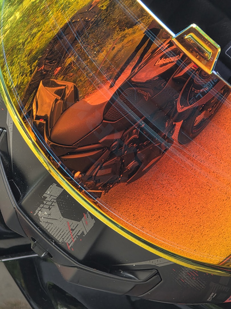 Zwischen Asphalt und Licht Reflexion der Geschwindigkeit