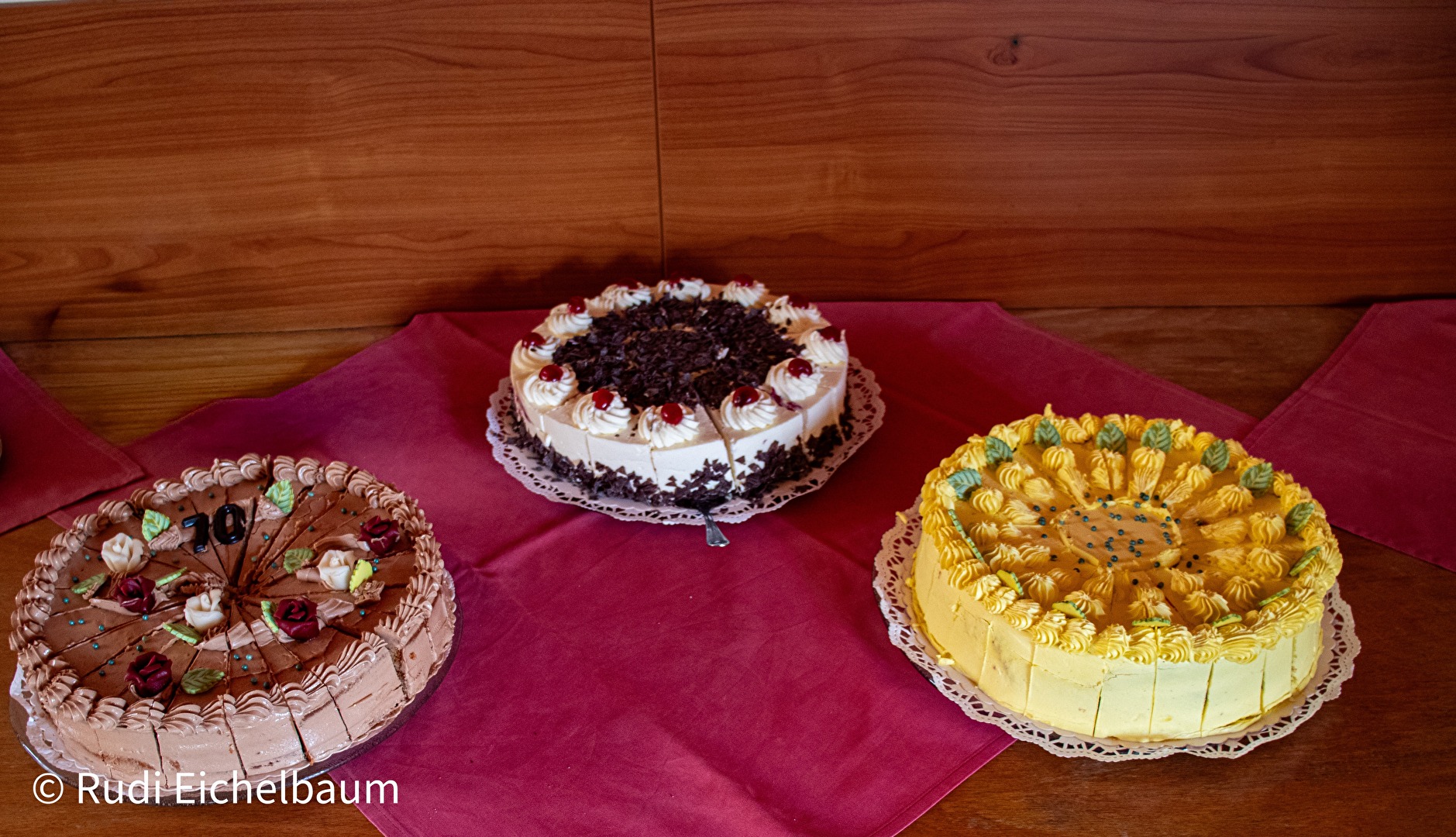 Torten mit Schokoladencreme links und mittig