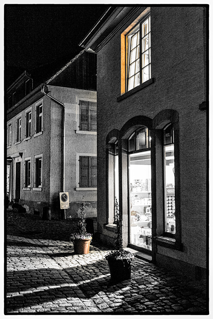 Lichtschein auf dem Bordsteinpflaster