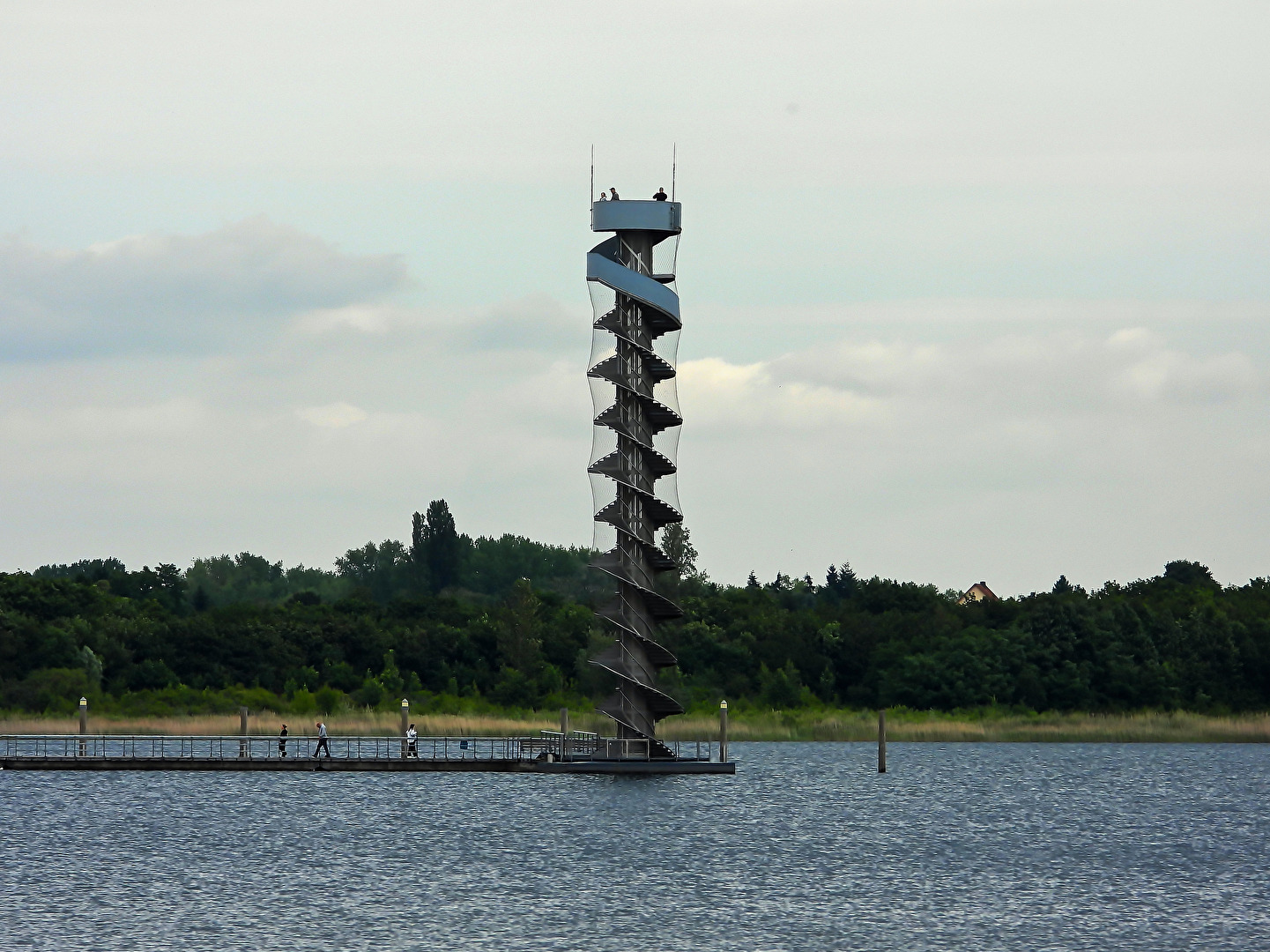 Blick zum Pegelturm auf dem Goitzschesee