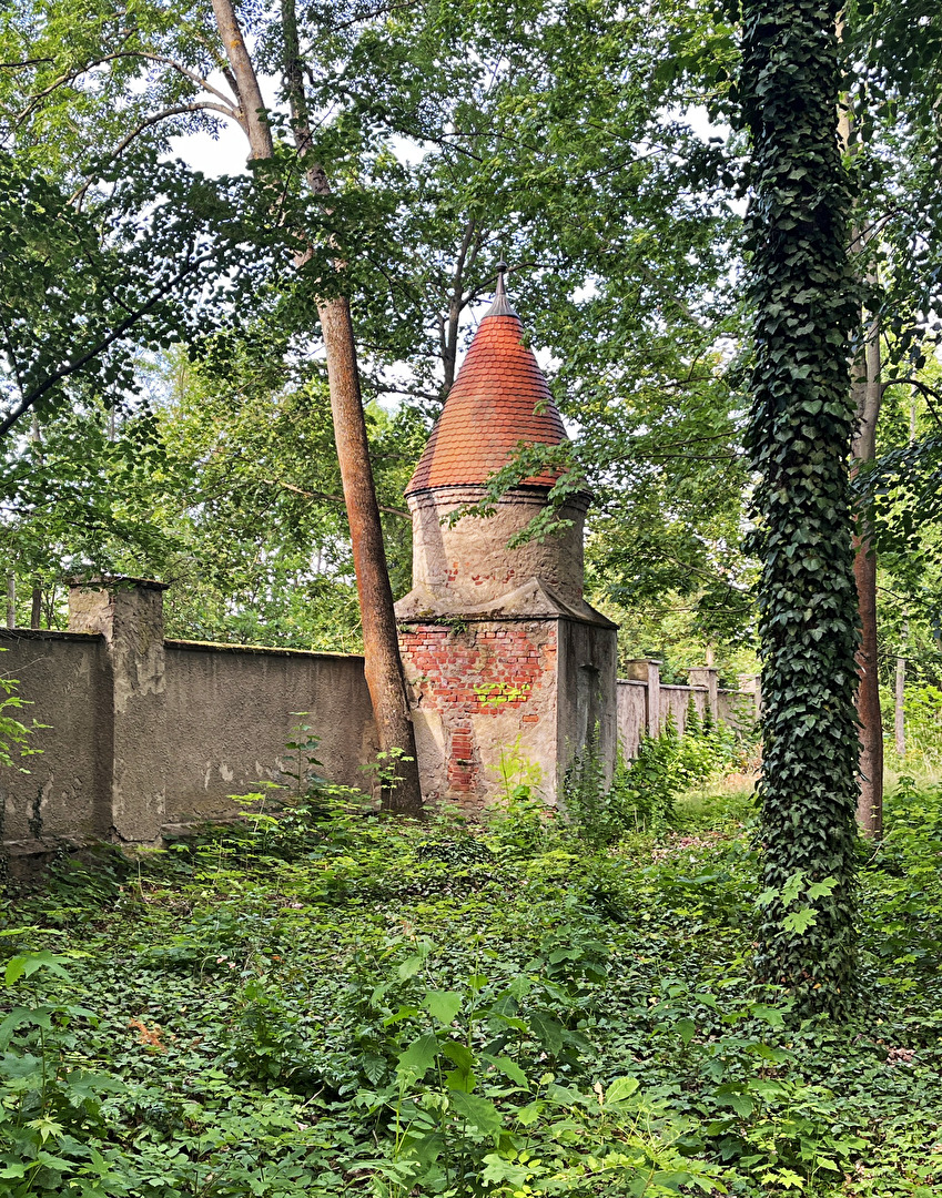 Gartenmauer mit Turm