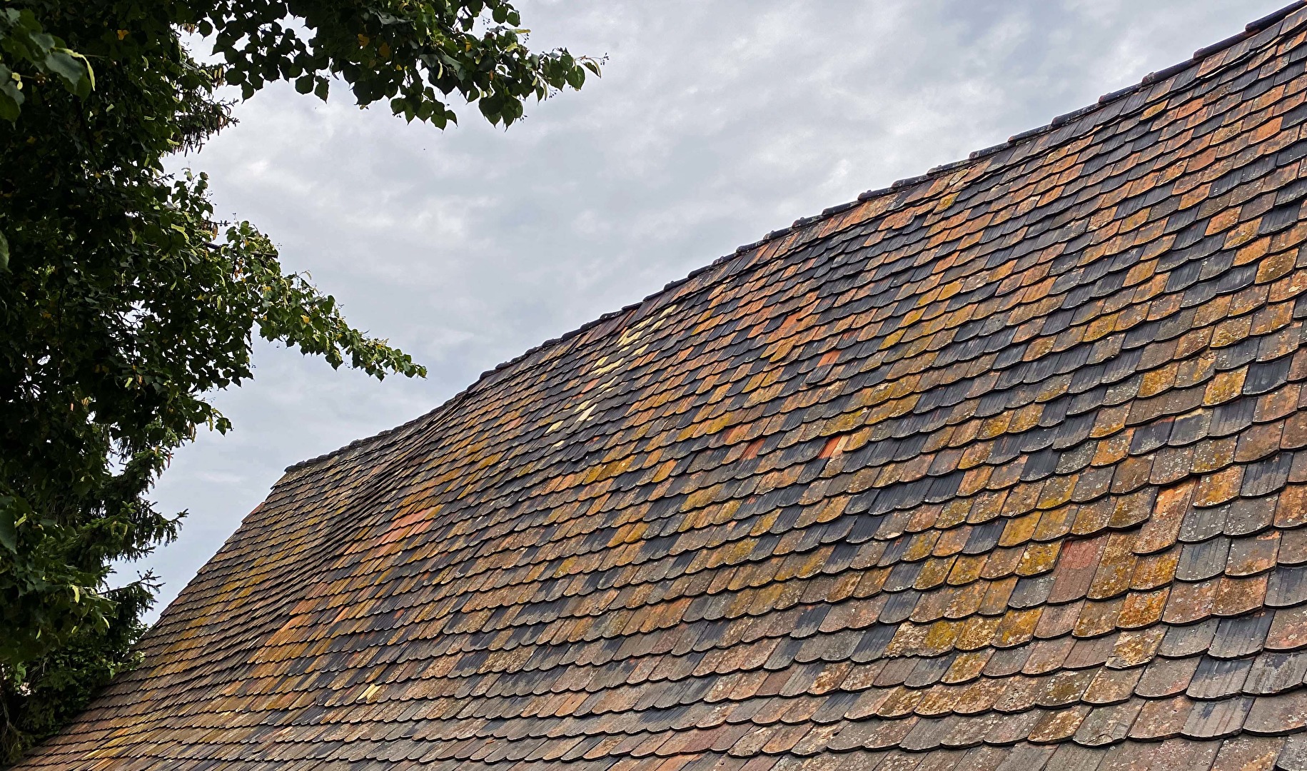 Linien und Formen am Dach