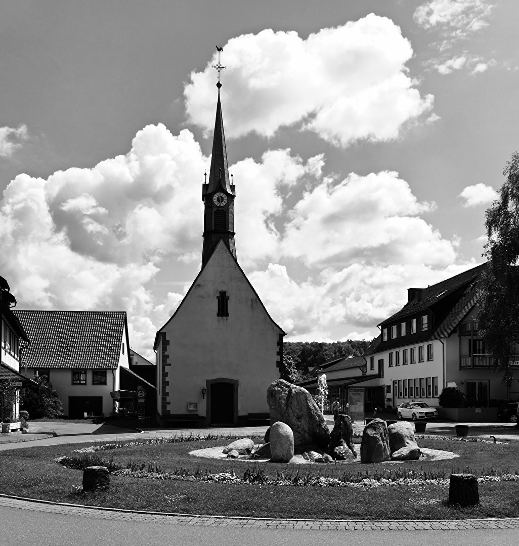 Blick zum Brunnen und Kirche