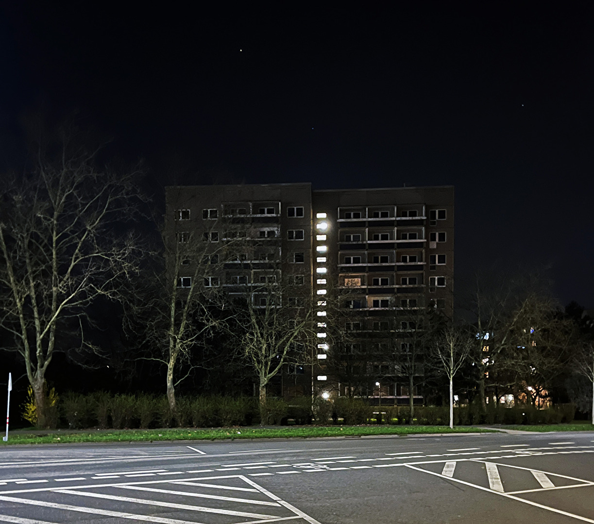 Plattenbau in der Nacht