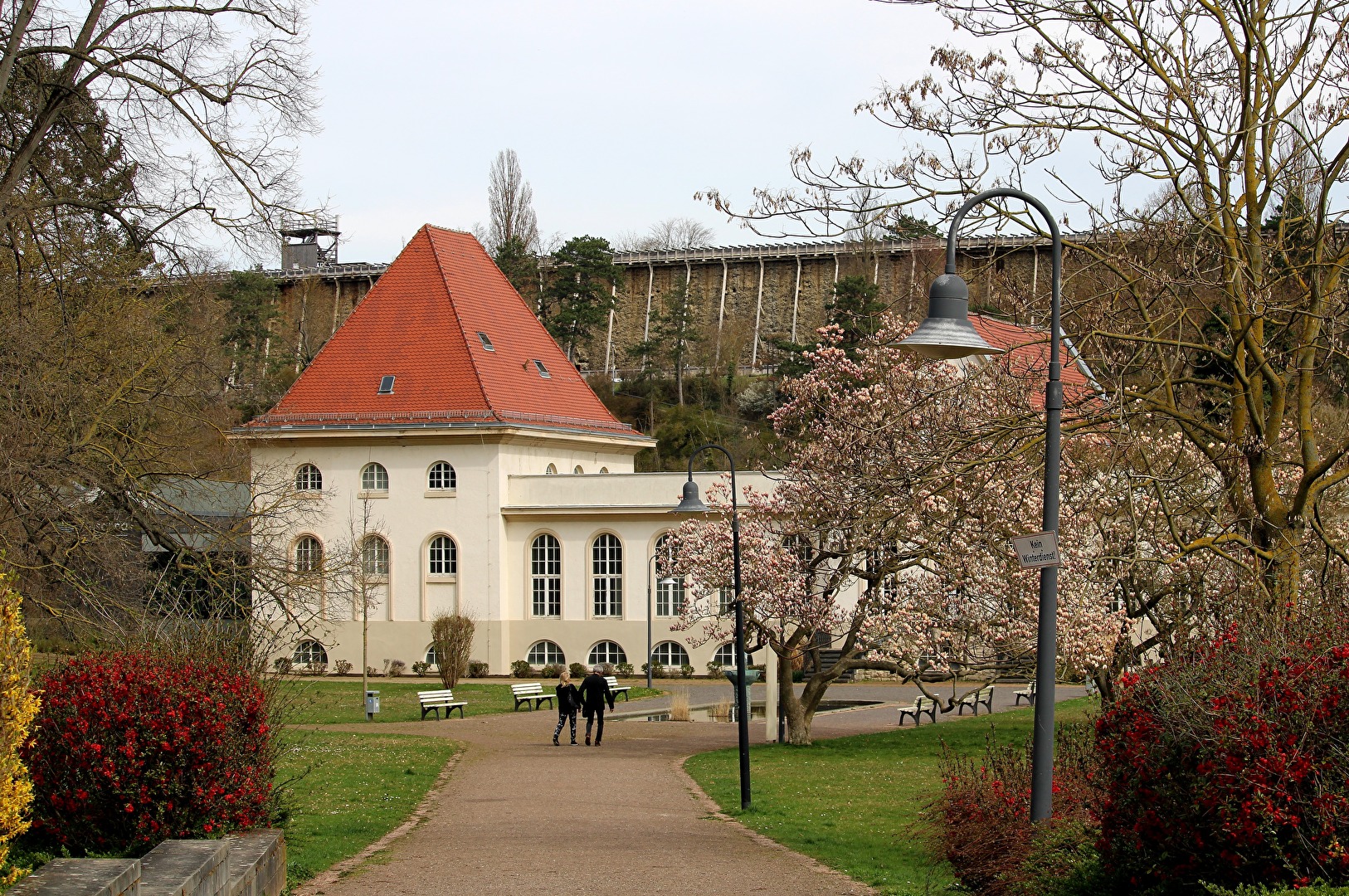 Der Frühling hält im Kurpark Einzug.