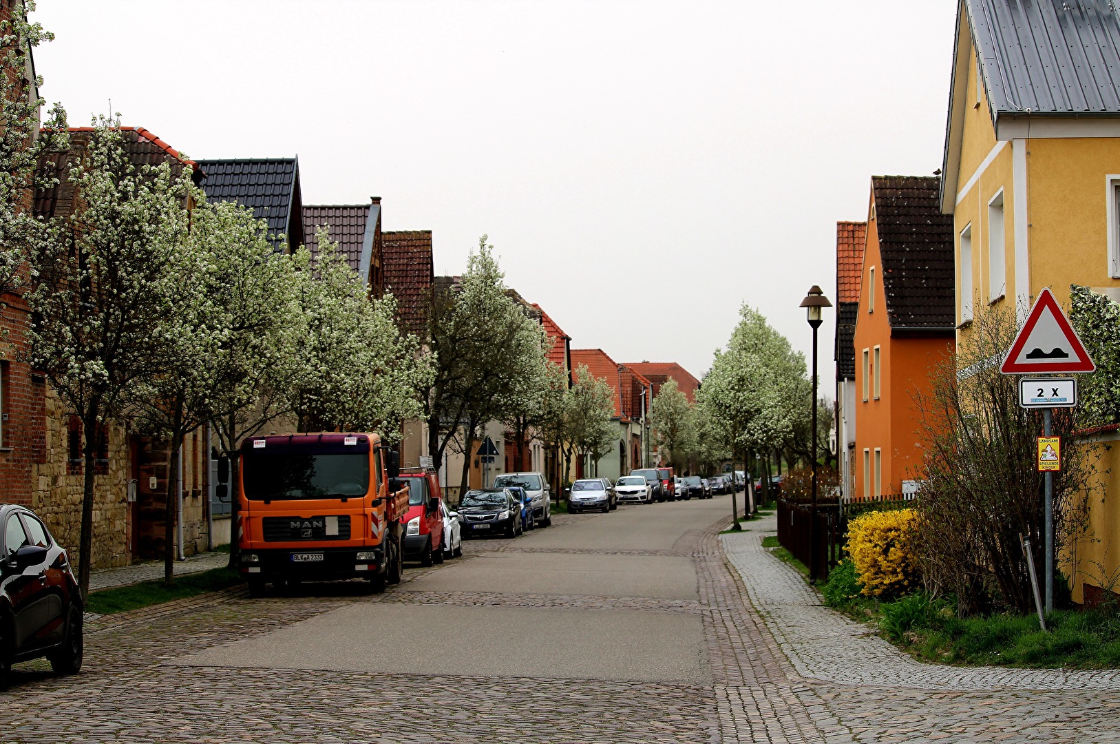 Frühling in der Dorfstraße