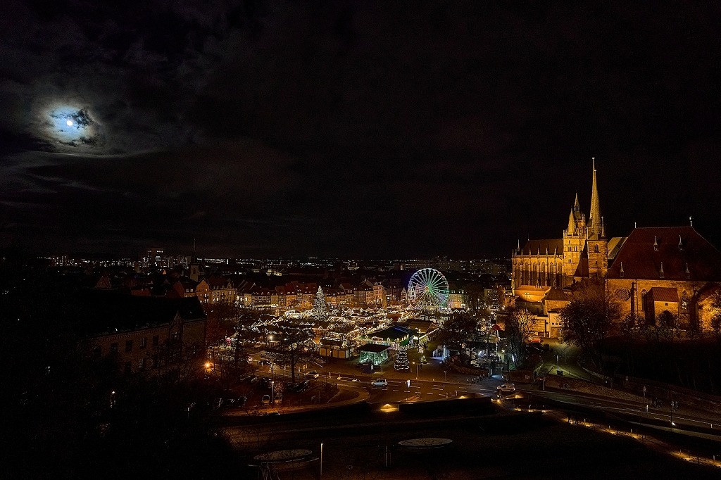 Erfurter Weihnachtsmarkt...und der Mond schaut zu