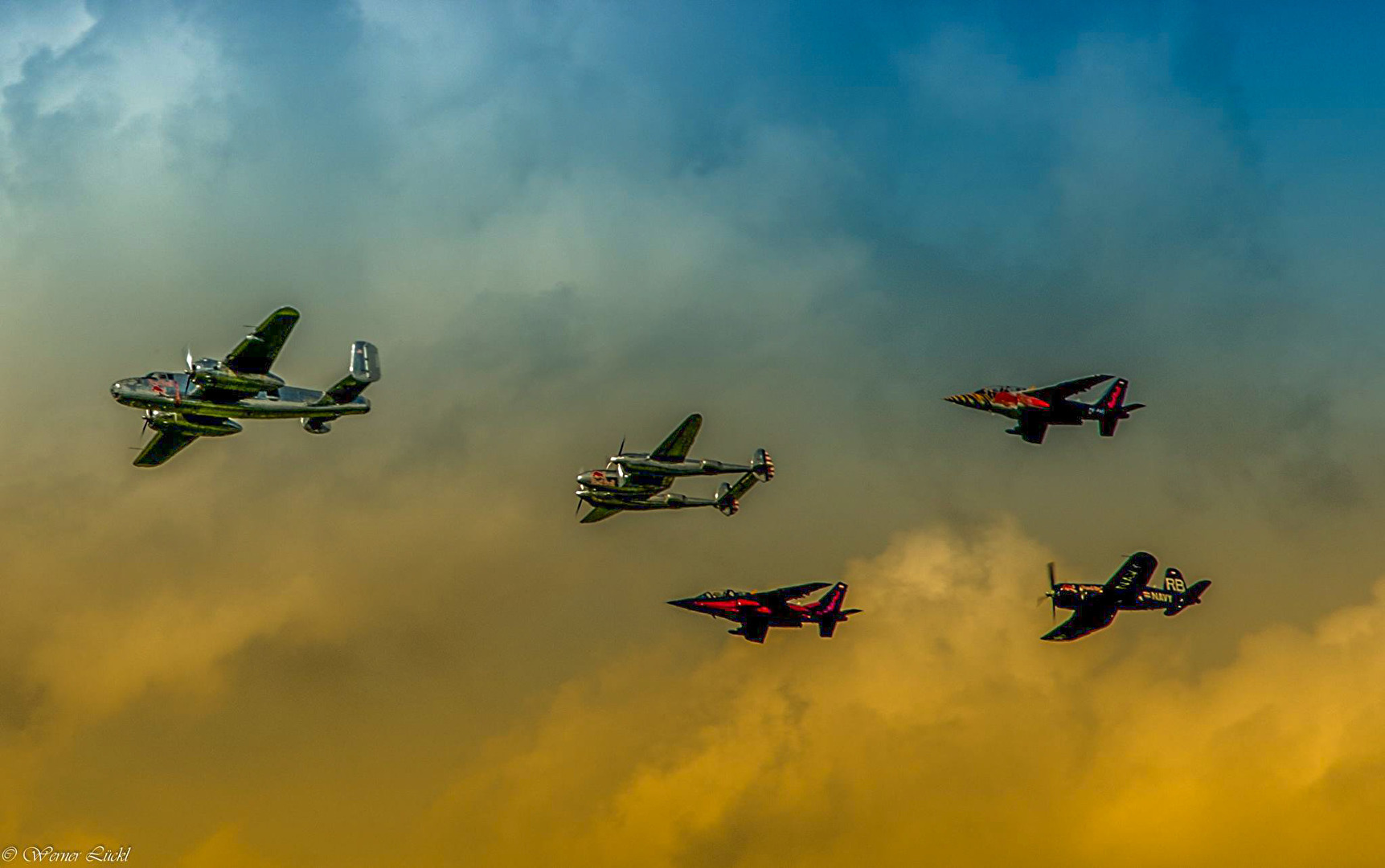 Red Bull Flotte im Anflug auf Zeltweg