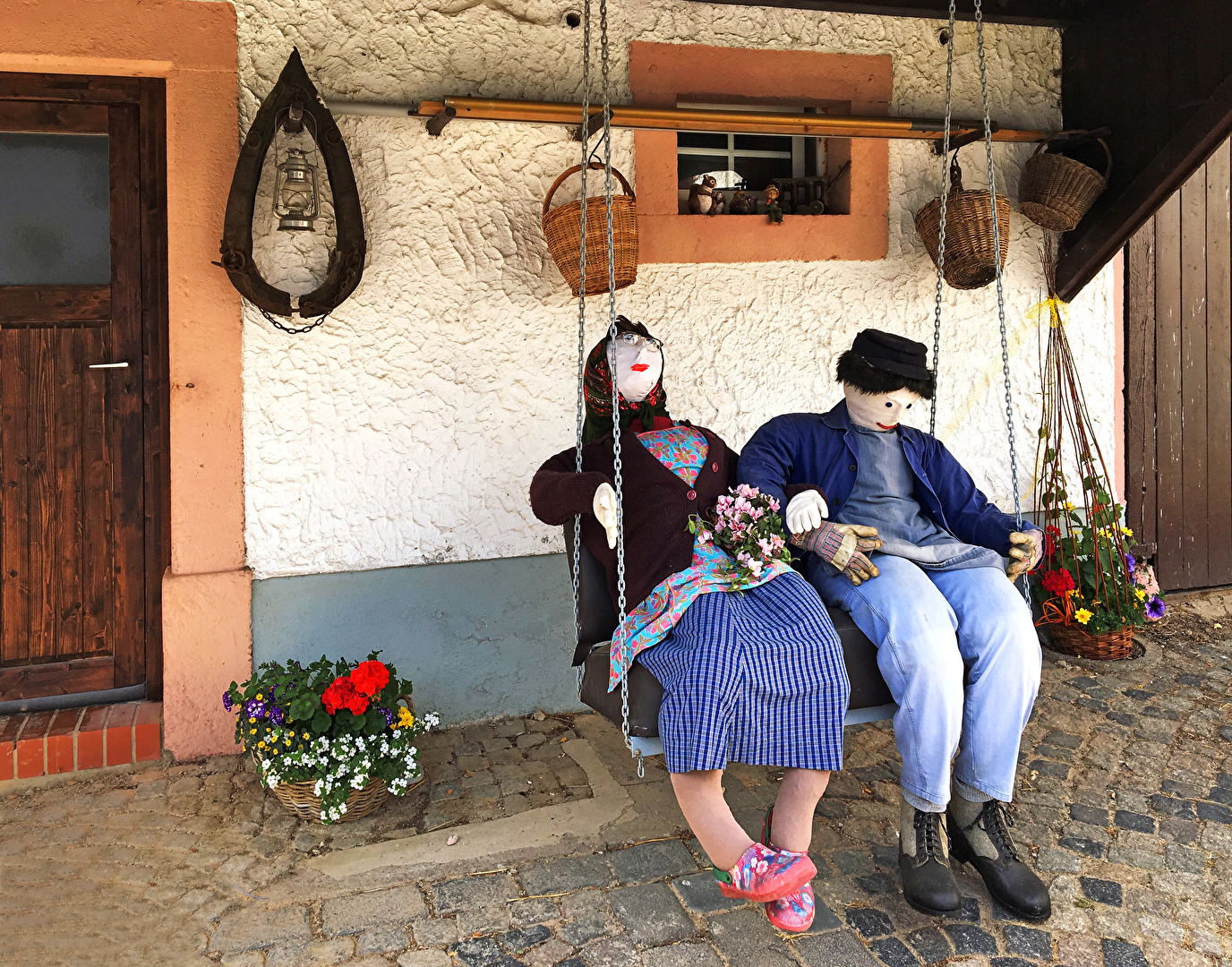 zwei grpße Puppen Zweisamkeit