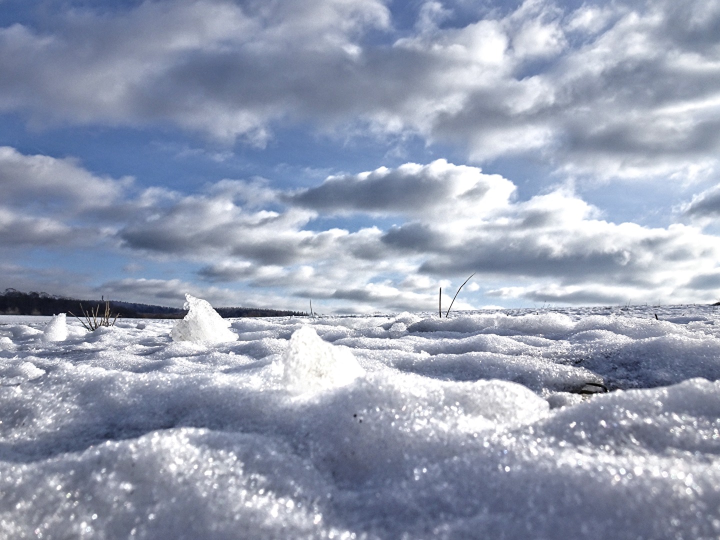 Schnee und Wolken