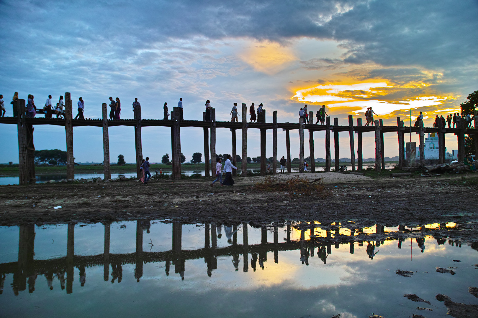 abends an der U-Bein-Brücke