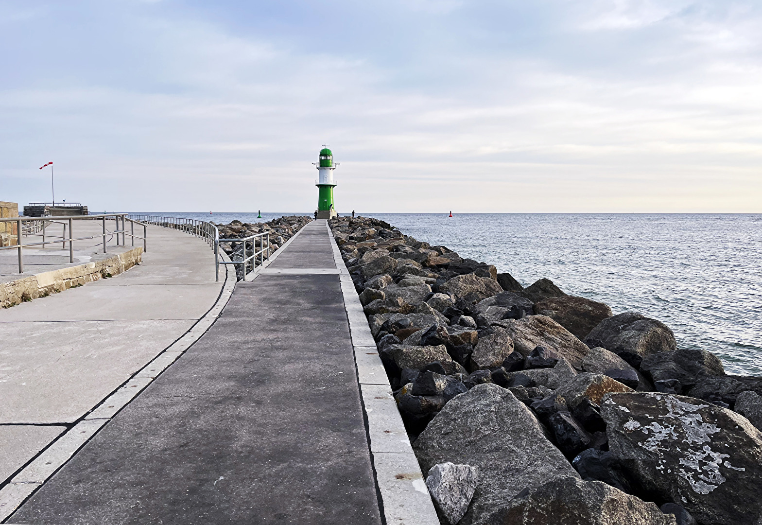 Hafeneinfahrt und Leuchtfeuer