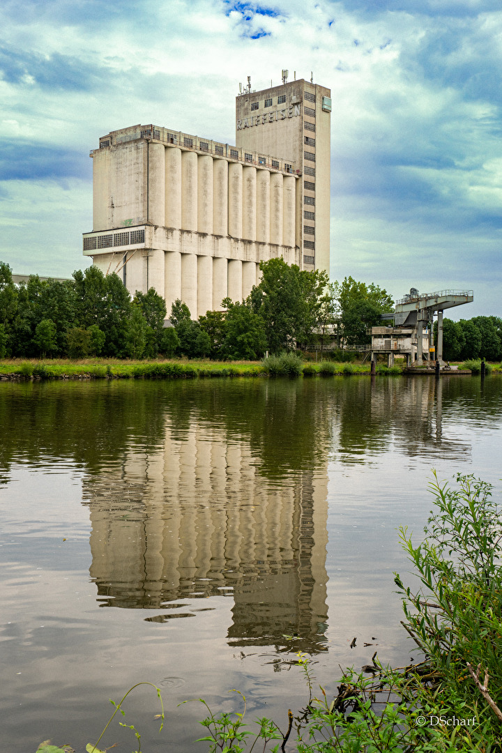 Industrie im Wasserspiegel