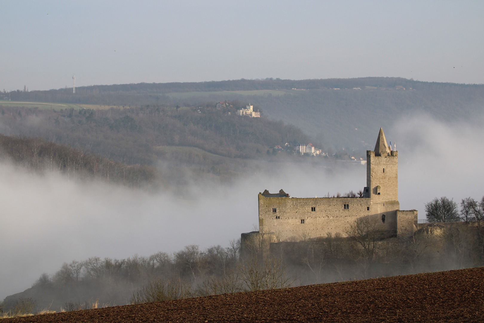 Nebel steigt auf.