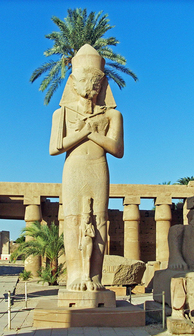 Statuen von Pharao Ramses II und seiner Tochter Meritamon / Alter Tempel von Karnak Luxor