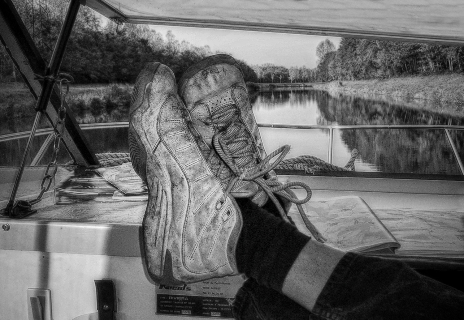 Der Kanal, das Boot und die Schuhe