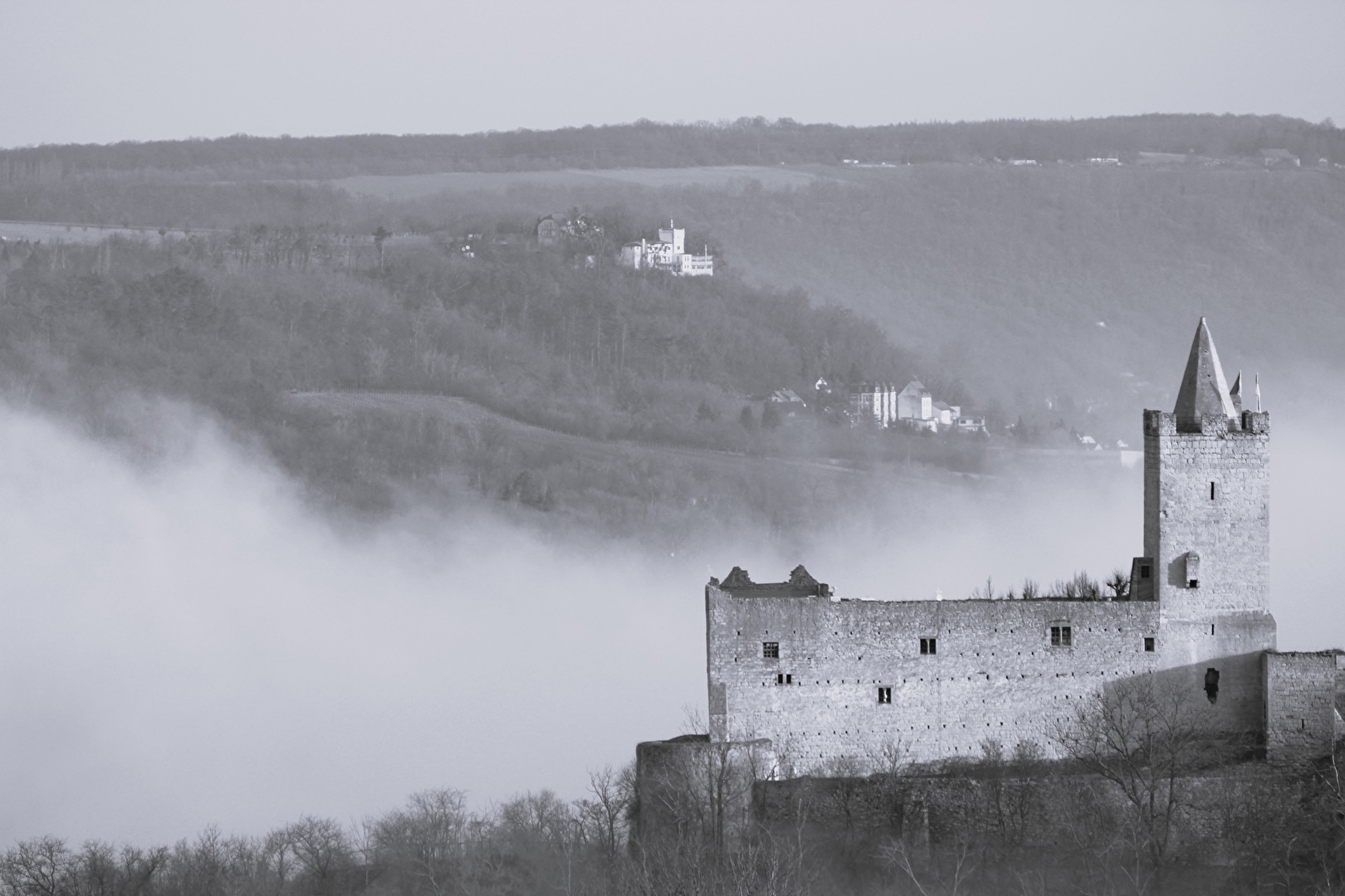 Die Burg im Nebel (1)