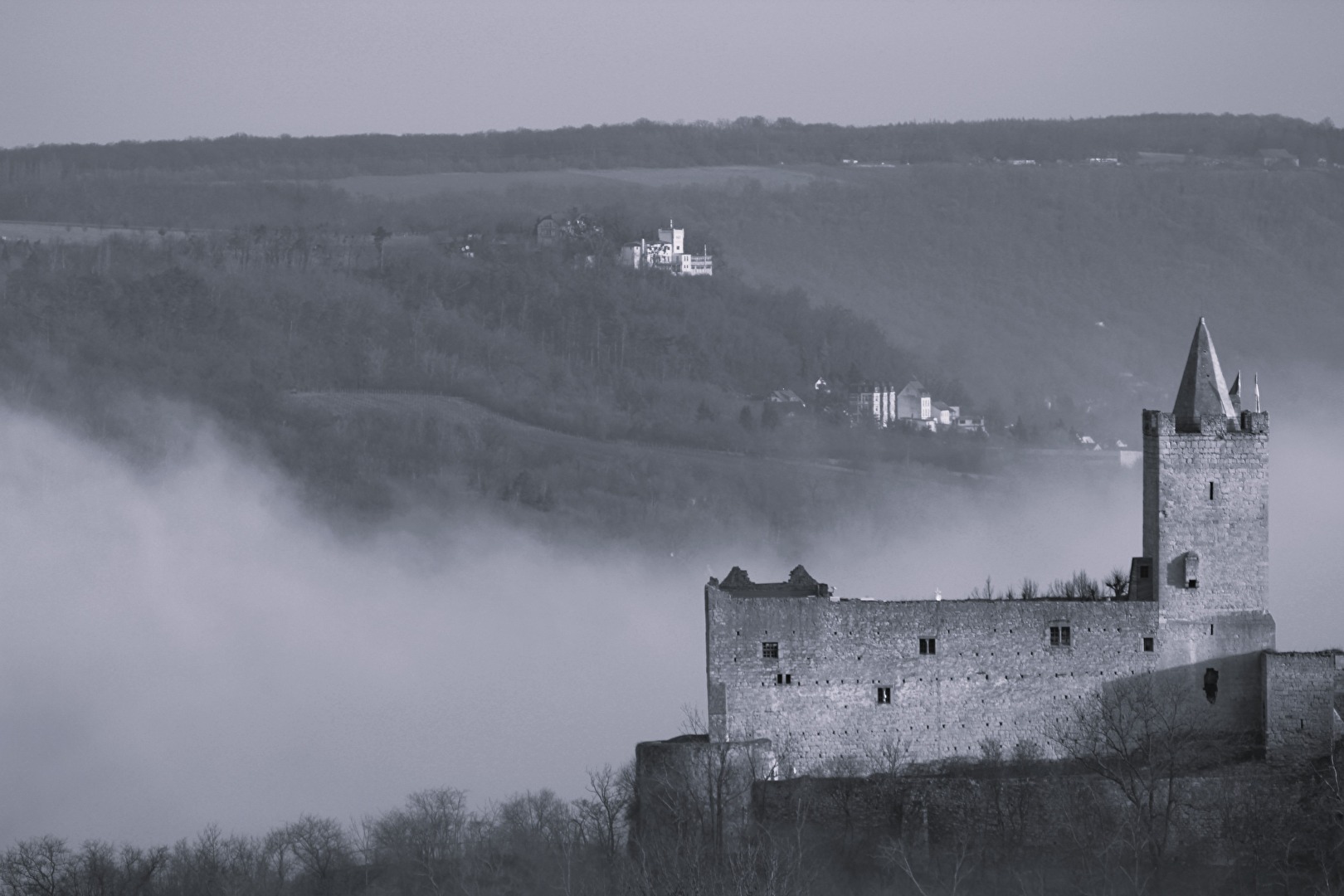 Die Burg im Nebel (2)