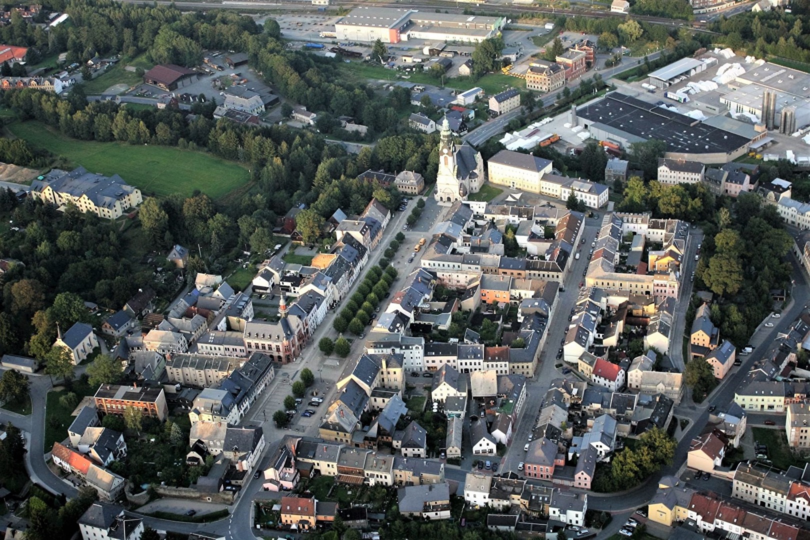 Luftaufnahme vom Marktplatz in Adorf