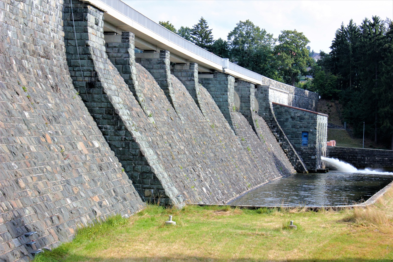 Staumauer der Talsperre Pirk