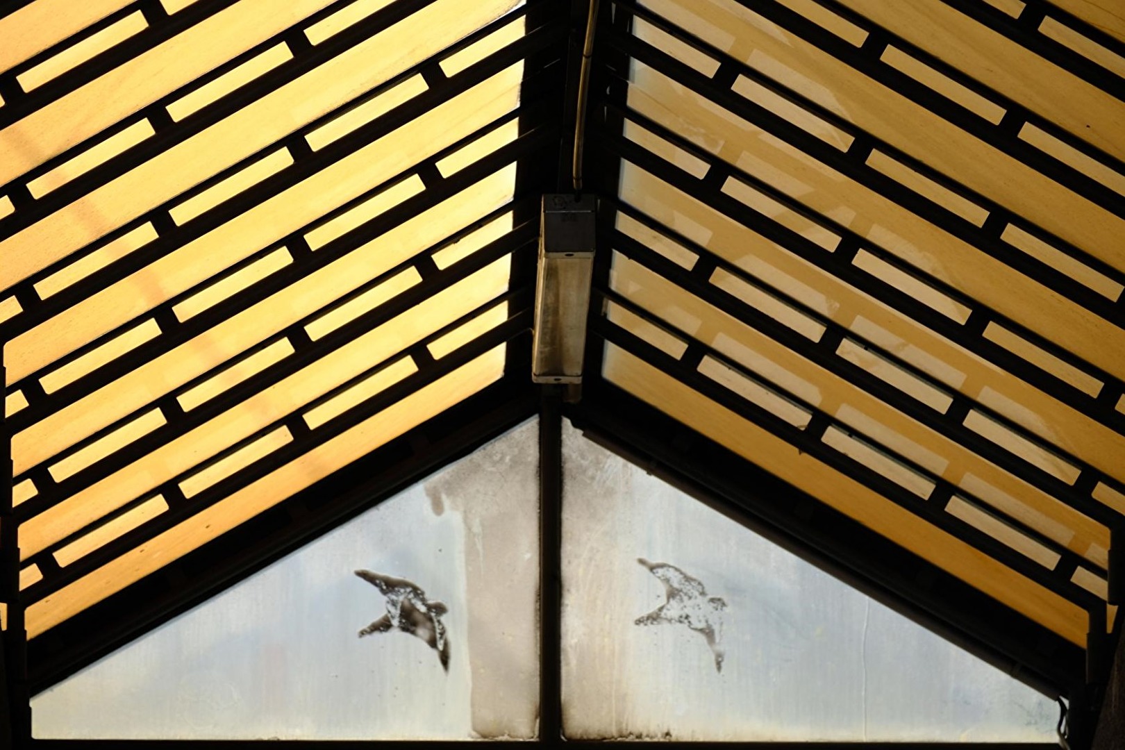 Bedachung einer Bahnhofstreppe