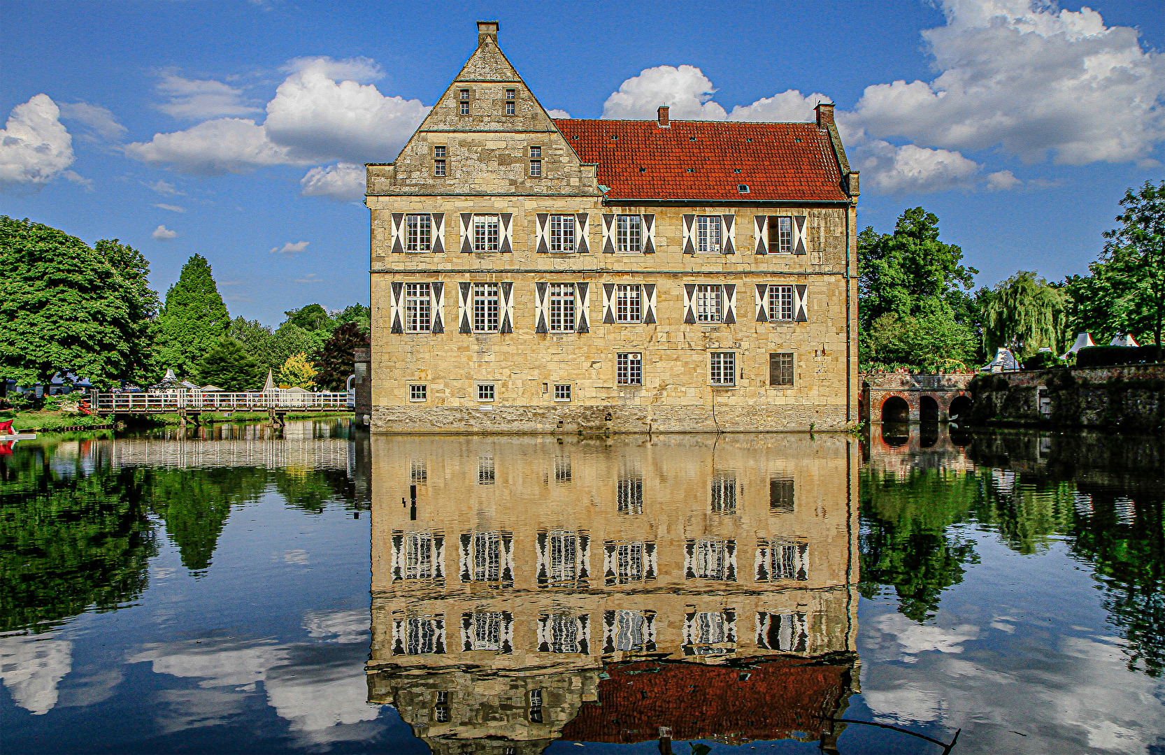 Burg Hülshoff ist eine typische münsterländische Wasserburg.