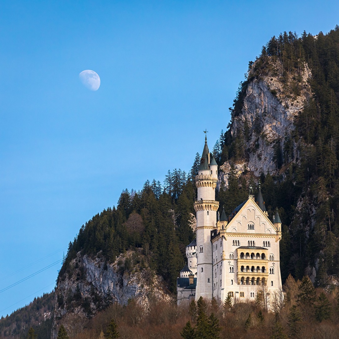 Schloss Neuschwanstein mit Mond