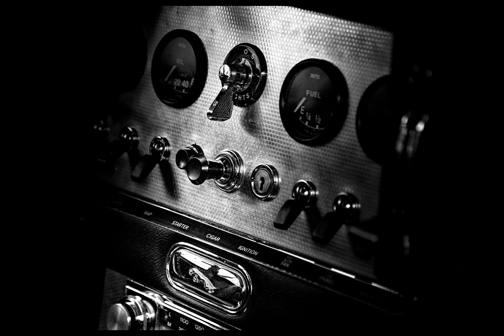 Cockpit eines alten Jaguars
